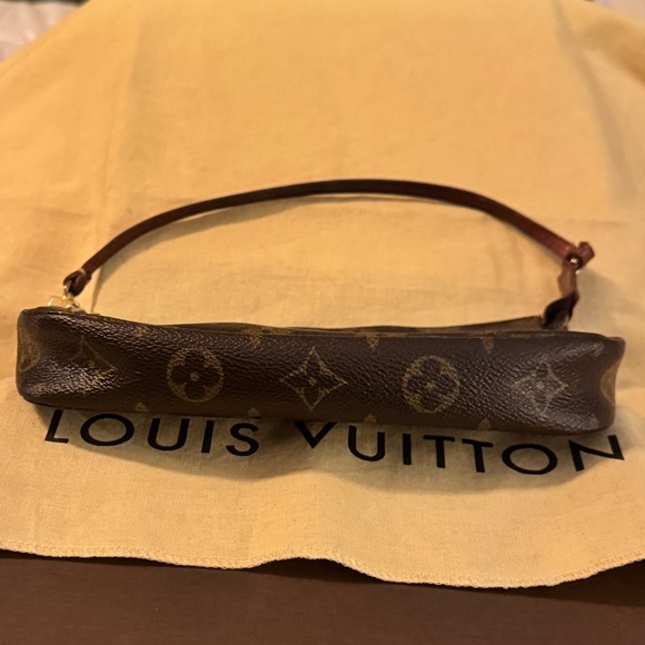 Louis Vuitton Monogram Pochette Accessoires Handbag - Picture 12 of 12